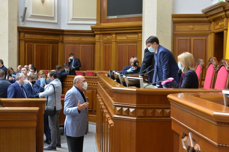 Позачергове засідання Верховної Ради 
Для участі у засіданні зареєструвалося 342 народних депутати. 
Голова Верховної Ради України Дмитро Разумков відкрив позачергове засідання Верховної Ради і нагадав, що 34 роки стався вибух на Чорнобильській атомній станції.
Народні депутати хвилиною мовчання вшанували тих, хто віддав своє життя та здоров’я у ході ліквідації наслідків Чорнобильської катастрофи.
