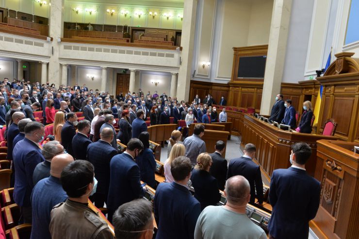 Позачергове засідання Верховної Ради 
Для участі у засіданні зареєструвалося 342 народних депутати. 
Голова Верховної Ради України Дмитро Разумков відкрив позачергове засідання Верховної Ради і нагадав, що 34 роки стався вибух на Чорнобильській атомній станції.
Народні депутати хвилиною мовчання вшанували тих, хто віддав своє життя та здоров’я у ході ліквідації наслідків Чорнобильської катастрофи.
