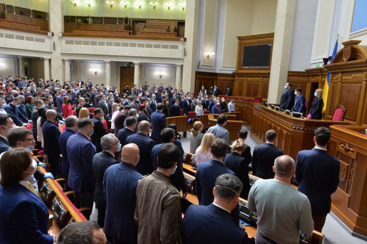Позачергове засідання Верховної Ради 
Для участі у засіданні зареєструвалося 342 народних депутати. 
Голова Верховної Ради України Дмитро Разумков відкрив позачергове засідання Верховної Ради і нагадав, що 34 роки стався вибух на Чорнобильській атомній станції.
Народні депутати хвилиною мовчання вшанували тих, хто віддав своє життя та здоров’я у ході ліквідації наслідків Чорнобильської катастрофи.
