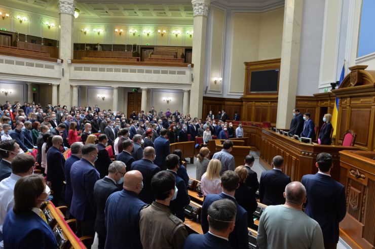 Позачергове засідання Верховної Ради 
Для участі у засіданні зареєструвалося 342 народних депутати. 
Голова Верховної Ради України Дмитро Разумков відкрив позачергове засідання Верховної Ради і нагадав, що 34 роки стався вибух на Чорнобильській атомній станції.
Народні депутати хвилиною мовчання вшанували тих, хто віддав своє життя та здоров’я у ході ліквідації наслідків Чорнобильської катастрофи.
