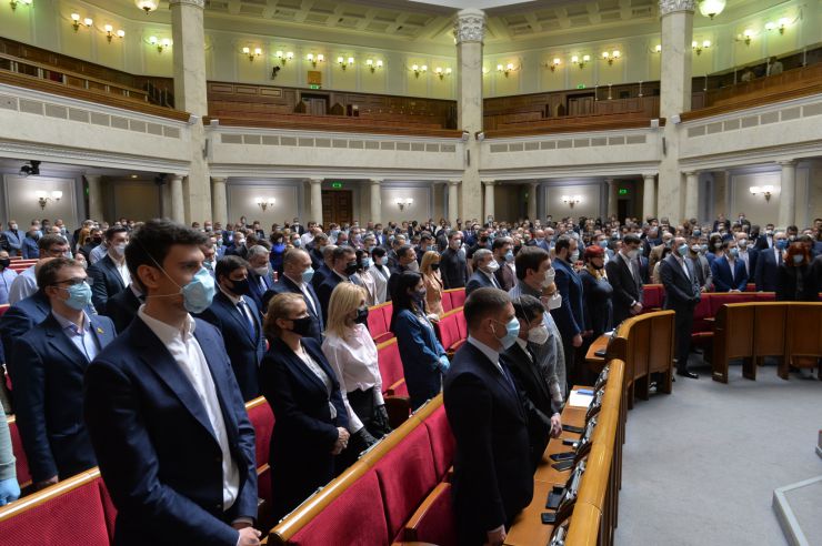 Позачергове засідання Верховної Ради 
Для участі у засіданні зареєструвалося 342 народних депутати. 
Голова Верховної Ради України Дмитро Разумков відкрив позачергове засідання Верховної Ради і нагадав, що 34 роки стався вибух на Чорнобильській атомній станції.
Народні депутати хвилиною мовчання вшанували тих, хто віддав своє життя та здоров’я у ході ліквідації наслідків Чорнобильської катастрофи.

