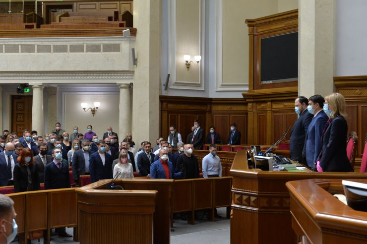 Позачергове засідання Верховної Ради 
Для участі у засіданні зареєструвалося 342 народних депутати. 
Голова Верховної Ради України Дмитро Разумков відкрив позачергове засідання Верховної Ради і нагадав, що 34 роки стався вибух на Чорнобильській атомній станції.
Народні депутати хвилиною мовчання вшанували тих, хто віддав своє життя та здоров’я у ході ліквідації наслідків Чорнобильської катастрофи.
