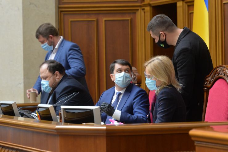 Позачергове засідання Верховної Ради 
Для участі у засіданні зареєструвалося 342 народних депутати. 
Голова Верховної Ради України Дмитро Разумков відкрив позачергове засідання Верховної Ради і нагадав, що 34 роки стався вибух на Чорнобильській атомній станції.
Народні депутати хвилиною мовчання вшанували тих, хто віддав своє життя та здоров’я у ході ліквідації наслідків Чорнобильської катастрофи.
Стефанчук