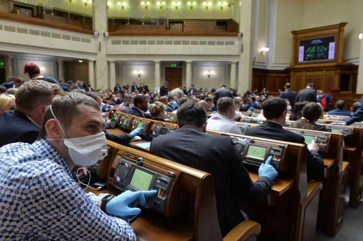 Позачергове засідання Верховної Ради 
Для участі у засіданні зареєструвалося 342 народних депутати. 
Голова Верховної Ради України Дмитро Разумков відкрив позачергове засідання Верховної Ради і нагадав, що 34 роки стався вибух на Чорнобильській атомній станції.
Народні депутати хвилиною мовчання вшанували тих, хто віддав своє життя та здоров’я у ході ліквідації наслідків Чорнобильської катастрофи.
