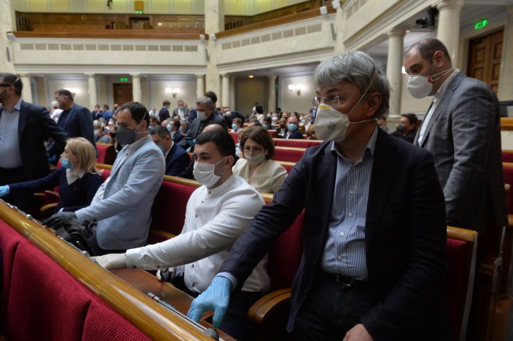 Позачергове засідання Верховної Ради 
Для участі у засіданні зареєструвалося 342 народних депутати. 
Голова Верховної Ради України Дмитро Разумков відкрив позачергове засідання Верховної Ради і нагадав, що 34 роки стався вибух на Чорнобильській атомній станції.
Народні депутати хвилиною мовчання вшанували тих, хто віддав своє життя та здоров’я у ході ліквідації наслідків Чорнобильської катастрофи.
