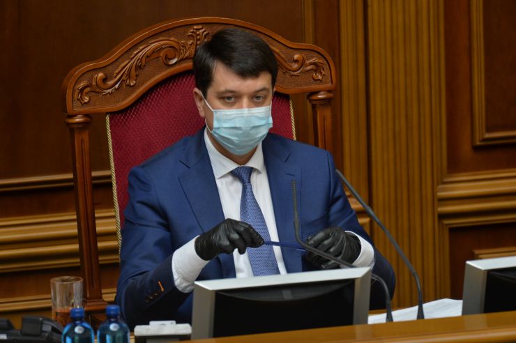 Позачергове засідання Верховної Ради 
Для участі у засіданні зареєструвалося 342 народних депутати. 
Голова Верховної Ради України Дмитро Разумков відкрив позачергове засідання Верховної Ради і нагадав, що 34 роки стався вибух на Чорнобильській атомній станції.
Народні депутати хвилиною мовчання вшанували тих, хто віддав своє життя та здоров’я у ході ліквідації наслідків Чорнобильської катастрофи.
