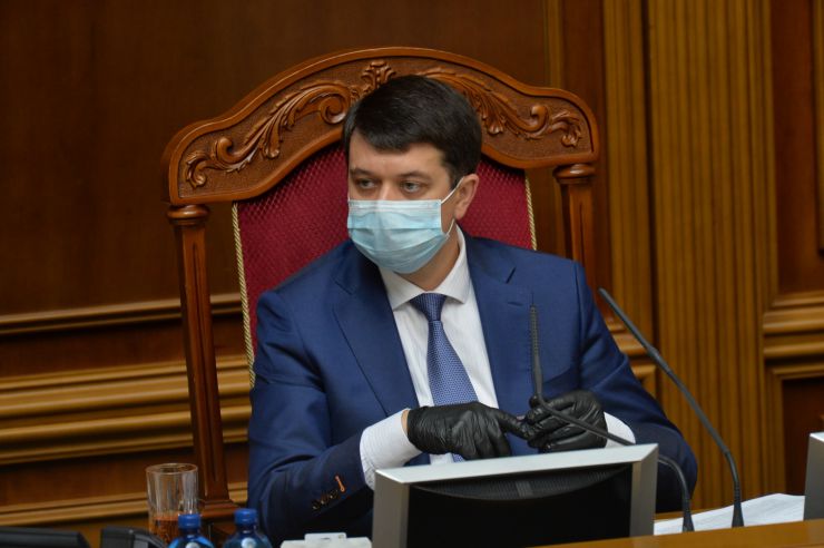 Позачергове засідання Верховної Ради 
Для участі у засіданні зареєструвалося 342 народних депутати. 
Голова Верховної Ради України Дмитро Разумков відкрив позачергове засідання Верховної Ради і нагадав, що 34 роки стався вибух на Чорнобильській атомній станції.
Народні депутати хвилиною мовчання вшанували тих, хто віддав своє життя та здоров’я у ході ліквідації наслідків Чорнобильської катастрофи.
