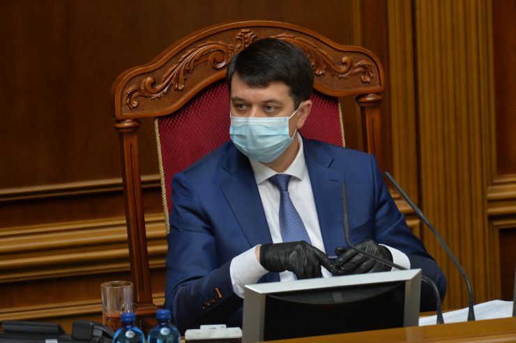 Позачергове засідання Верховної Ради 
Для участі у засіданні зареєструвалося 342 народних депутати. 
Голова Верховної Ради України Дмитро Разумков відкрив позачергове засідання Верховної Ради і нагадав, що 34 роки стався вибух на Чорнобильській атомній станції.
Народні депутати хвилиною мовчання вшанували тих, хто віддав своє життя та здоров’я у ході ліквідації наслідків Чорнобильської катастрофи.
