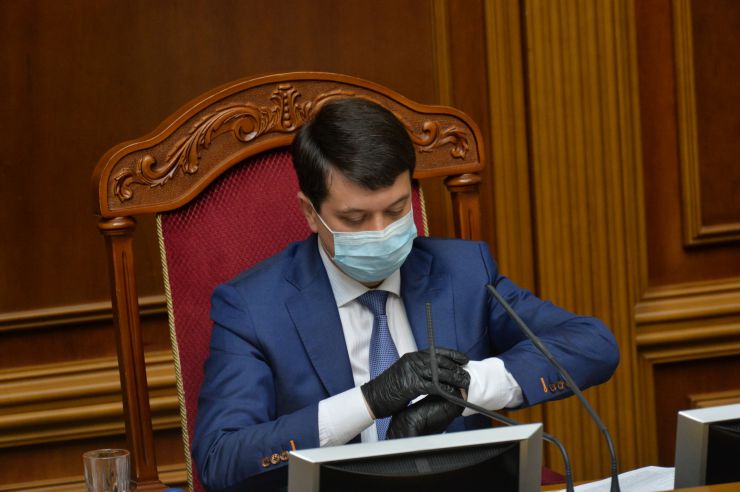 Позачергове засідання Верховної Ради 
Для участі у засіданні зареєструвалося 342 народних депутати. 
Голова Верховної Ради України Дмитро Разумков відкрив позачергове засідання Верховної Ради і нагадав, що 34 роки стався вибух на Чорнобильській атомній станції.
Народні депутати хвилиною мовчання вшанували тих, хто віддав своє життя та здоров’я у ході ліквідації наслідків Чорнобильської катастрофи.
