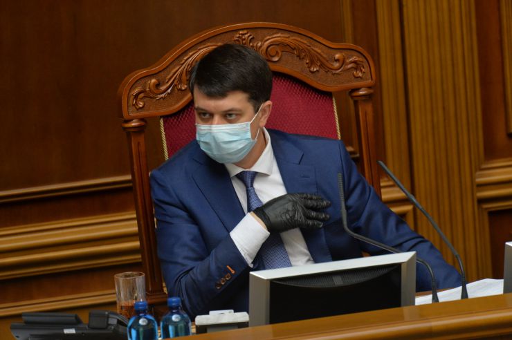 Позачергове засідання Верховної Ради 
Для участі у засіданні зареєструвалося 342 народних депутати. 
Голова Верховної Ради України Дмитро Разумков відкрив позачергове засідання Верховної Ради і нагадав, що 34 роки стався вибух на Чорнобильській атомній станції.
Народні депутати хвилиною мовчання вшанували тих, хто віддав своє життя та здоров’я у ході ліквідації наслідків Чорнобильської катастрофи.
