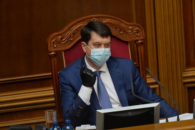 Позачергове засідання Верховної Ради 
Для участі у засіданні зареєструвалося 342 народних депутати. 
Голова Верховної Ради України Дмитро Разумков відкрив позачергове засідання Верховної Ради і нагадав, що 34 роки стався вибух на Чорнобильській атомній станції.
Народні депутати хвилиною мовчання вшанували тих, хто віддав своє життя та здоров’я у ході ліквідації наслідків Чорнобильської катастрофи.
