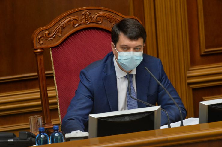 Позачергове засідання Верховної Ради 
Для участі у засіданні зареєструвалося 342 народних депутати. 
Голова Верховної Ради України Дмитро Разумков відкрив позачергове засідання Верховної Ради і нагадав, що 34 роки стався вибух на Чорнобильській атомній станції.
Народні депутати хвилиною мовчання вшанували тих, хто віддав своє життя та здоров’я у ході ліквідації наслідків Чорнобильської катастрофи.
