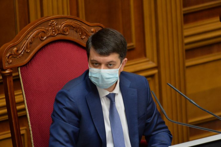 Позачергове засідання Верховної Ради 
Для участі у засіданні зареєструвалося 342 народних депутати. 
Голова Верховної Ради України Дмитро Разумков відкрив позачергове засідання Верховної Ради і нагадав, що 34 роки стався вибух на Чорнобильській атомній станції.
Народні депутати хвилиною мовчання вшанували тих, хто віддав своє життя та здоров’я у ході ліквідації наслідків Чорнобильської катастрофи.
