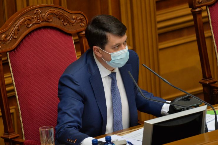 Позачергове засідання Верховної Ради 
Для участі у засіданні зареєструвалося 342 народних депутати. 
Голова Верховної Ради України Дмитро Разумков відкрив позачергове засідання Верховної Ради і нагадав, що 34 роки стався вибух на Чорнобильській атомній станції.
Народні депутати хвилиною мовчання вшанували тих, хто віддав своє життя та здоров’я у ході ліквідації наслідків Чорнобильської катастрофи.
