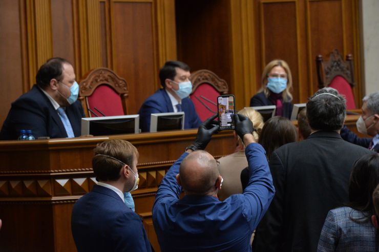 Позачергове засідання Верховної Ради. 
Головуючий оголосив про розгляд на вимогу 153-х народних депутатів пропозиції про застосування особливої процедури розгляду законопроектів у ІІ читанні, передбаченої статтею 119-1 Закону України 