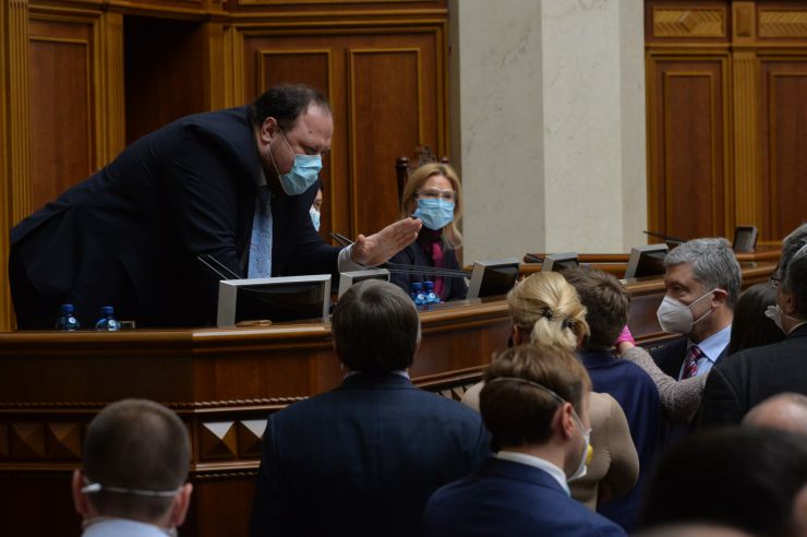 Позачергове засідання Верховної Ради. 
Головуючий оголосив про розгляд на вимогу 153-х народних депутатів пропозиції про застосування особливої процедури розгляду законопроектів у ІІ читанні, передбаченої статтею 119-1 Закону України 