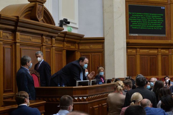 Позачергове засідання Верховної Ради. 
Головуючий оголосив про розгляд на вимогу 153-х народних депутатів пропозиції про застосування особливої процедури розгляду законопроектів у ІІ читанні, передбаченої статтею 119-1 Закону України 