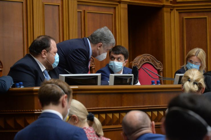 Позачергове засідання Верховної Ради. 
Головуючий оголосив про розгляд на вимогу 153-х народних депутатів пропозиції про застосування особливої процедури розгляду законопроектів у ІІ читанні, передбаченої статтею 119-1 Закону України 