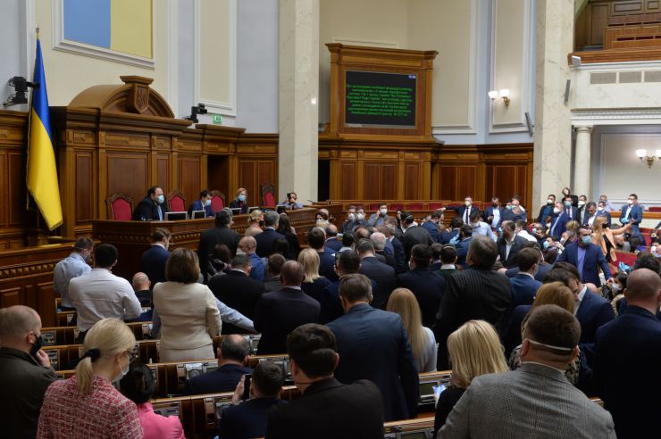 Позачергове засідання Верховної Ради. 
Головуючий оголосив про розгляд на вимогу 153-х народних депутатів пропозиції про застосування особливої процедури розгляду законопроектів у ІІ читанні, передбаченої статтею 119-1 Закону України 