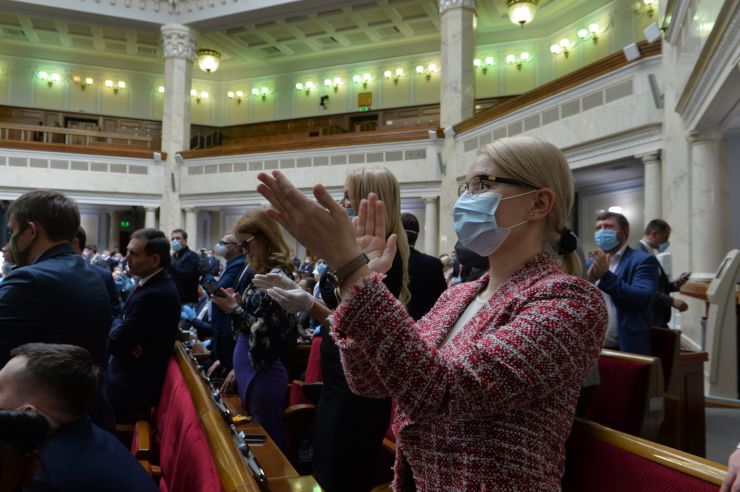 Позачергове засідання Верховної Ради. 
Головуючий оголосив про розгляд на вимогу 153-х народних депутатів пропозиції про застосування особливої процедури розгляду законопроектів у ІІ читанні, передбаченої статтею 119-1 Закону України 