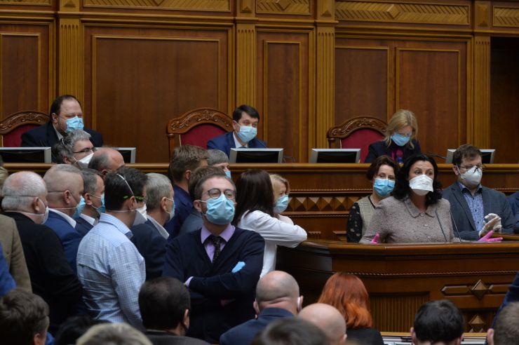 Позачергове засідання Верховної Ради. 
Головуючий оголосив про розгляд на вимогу 153-х народних депутатів пропозиції про застосування особливої процедури розгляду законопроектів у ІІ читанні, передбаченої статтею 119-1 Закону України 