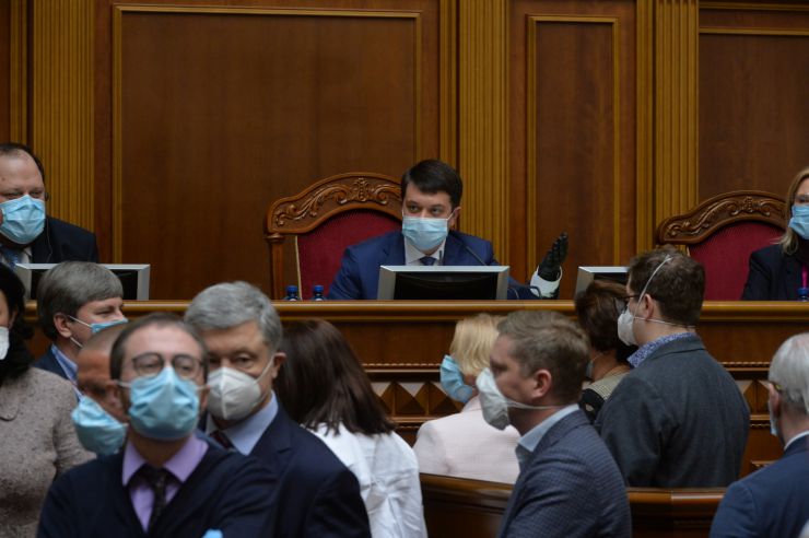 Позачергове засідання Верховної Ради. 
Головуючий оголосив про розгляд на вимогу 153-х народних депутатів пропозиції про застосування особливої процедури розгляду законопроектів у ІІ читанні, передбаченої статтею 119-1 Закону України 