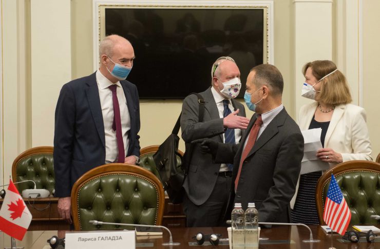 Голова Верховної Ради України Дмитро Разумков зустрівся з послами країн «Великої сімки». Голова Парламенту подякував за підтримку, яку Україна відчуває від країн-партнерів. «Сьогодні в умовах і пандемії, і війни, і окупації наших територій нам дуже важливо зберігати міжнародну підтримку та санкції, що допомагають стримувати збройну агресію проти нашої держави», - зазначив він.