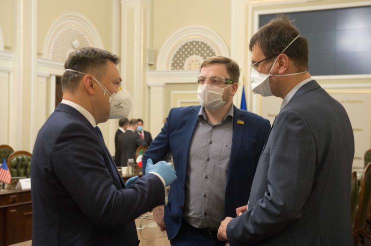 Голова Верховної Ради України Дмитро Разумков зустрівся з послами країн «Великої сімки». Голова Парламенту подякував за підтримку, яку Україна відчуває від країн-партнерів. «Сьогодні в умовах і пандемії, і війни, і окупації наших територій нам дуже важливо зберігати міжнародну підтримку та санкції, що допомагають стримувати збройну агресію проти нашої держави», - зазначив він.