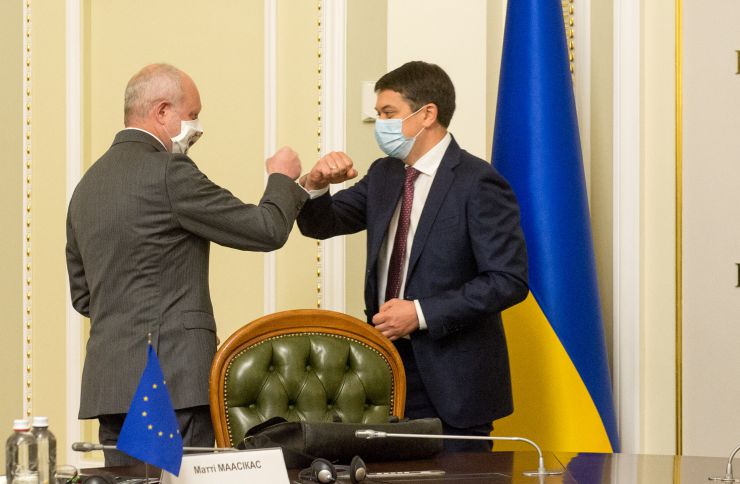 Голова Верховної Ради України Дмитро Разумков зустрівся з послами країн «Великої сімки». Голова Парламенту подякував за підтримку, яку Україна відчуває від країн-партнерів. «Сьогодні в умовах і пандемії, і війни, і окупації наших територій нам дуже важливо зберігати міжнародну підтримку та санкції, що допомагають стримувати збройну агресію проти нашої держави», - зазначив він.
