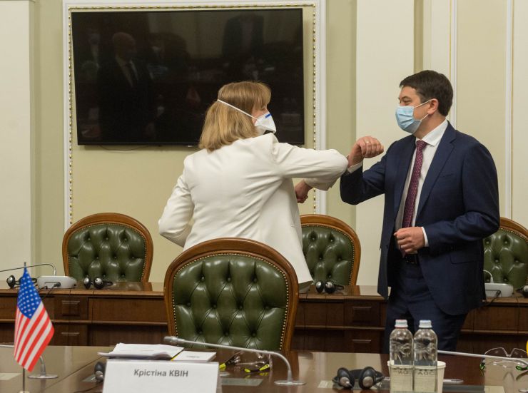 Голова Верховної Ради України Дмитро Разумков зустрівся з послами країн «Великої сімки». Голова Парламенту подякував за підтримку, яку Україна відчуває від країн-партнерів. «Сьогодні в умовах і пандемії, і війни, і окупації наших територій нам дуже важливо зберігати міжнародну підтримку та санкції, що допомагають стримувати збройну агресію проти нашої держави», - зазначив він.