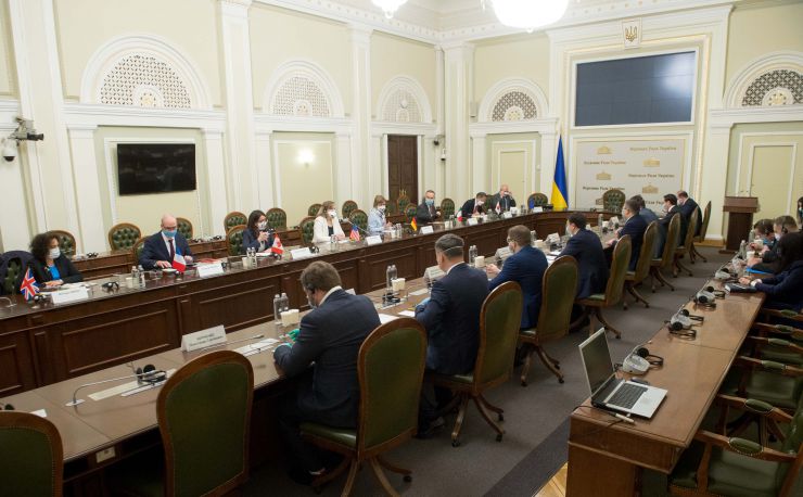 Голова Верховної Ради України Дмитро Разумков зустрівся з послами країн «Великої сімки». Голова Парламенту подякував за підтримку, яку Україна відчуває від країн-партнерів. «Сьогодні в умовах і пандемії, і війни, і окупації наших територій нам дуже важливо зберігати міжнародну підтримку та санкції, що допомагають стримувати збройну агресію проти нашої держави», - зазначив він.