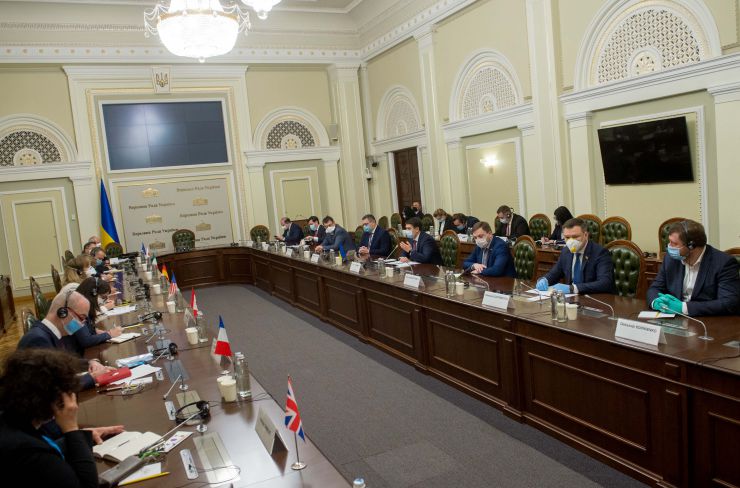 Голова Верховної Ради України Дмитро Разумков зустрівся з послами країн «Великої сімки». Голова Парламенту подякував за підтримку, яку Україна відчуває від країн-партнерів. «Сьогодні в умовах і пандемії, і війни, і окупації наших територій нам дуже важливо зберігати міжнародну підтримку та санкції, що допомагають стримувати збройну агресію проти нашої держави», - зазначив він.