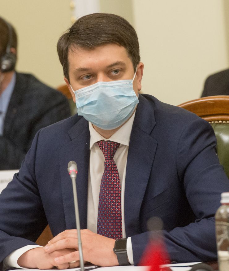 Голова Верховної Ради України Дмитро Разумков зустрівся з послами країн «Великої сімки». Голова Парламенту подякував за підтримку, яку Україна відчуває від країн-партнерів. «Сьогодні в умовах і пандемії, і війни, і окупації наших територій нам дуже важливо зберігати міжнародну підтримку та санкції, що допомагають стримувати збройну агресію проти нашої держави», - зазначив він.