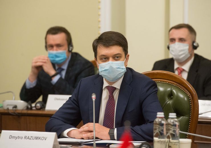 Голова Верховної Ради України Дмитро Разумков зустрівся з послами країн «Великої сімки». Голова Парламенту подякував за підтримку, яку Україна відчуває від країн-партнерів. «Сьогодні в умовах і пандемії, і війни, і окупації наших територій нам дуже важливо зберігати міжнародну підтримку та санкції, що допомагають стримувати збройну агресію проти нашої держави», - зазначив він.