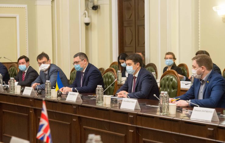 Голова Верховної Ради України Дмитро Разумков зустрівся з послами країн «Великої сімки». Голова Парламенту подякував за підтримку, яку Україна відчуває від країн-партнерів. «Сьогодні в умовах і пандемії, і війни, і окупації наших територій нам дуже важливо зберігати міжнародну підтримку та санкції, що допомагають стримувати збройну агресію проти нашої держави», - зазначив він.
