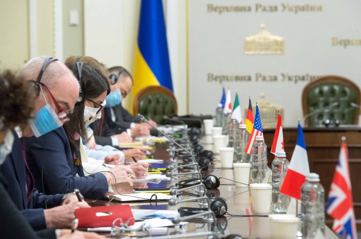 Голова Верховної Ради України Дмитро Разумков зустрівся з послами країн «Великої сімки». Голова Парламенту подякував за підтримку, яку Україна відчуває від країн-партнерів. «Сьогодні в умовах і пандемії, і війни, і окупації наших територій нам дуже важливо зберігати міжнародну підтримку та санкції, що допомагають стримувати збройну агресію проти нашої держави», - зазначив він.