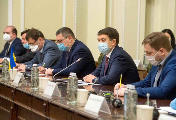 Голова Верховної Ради України Дмитро Разумков зустрівся з послами країн «Великої сімки». Голова Парламенту подякував за підтримку, яку Україна відчуває від країн-партнерів. «Сьогодні в умовах і пандемії, і війни, і окупації наших територій нам дуже важливо зберігати міжнародну підтримку та санкції, що допомагають стримувати збройну агресію проти нашої держави», - зазначив він.