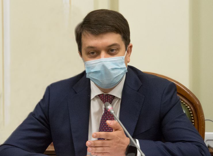 Голова Верховної Ради України Дмитро Разумков зустрівся з послами країн «Великої сімки». Голова Парламенту подякував за підтримку, яку Україна відчуває від країн-партнерів. «Сьогодні в умовах і пандемії, і війни, і окупації наших територій нам дуже важливо зберігати міжнародну підтримку та санкції, що допомагають стримувати збройну агресію проти нашої держави», - зазначив він.
