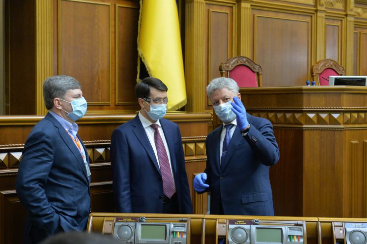 Позачергове пленарне засідання Верховної Ради України. 

Для участі у засіданні зареєструвалося 317 народних депутатів.
Голова Верховної Ради України Дмитро Разумков відкрив позачергове пленарне засідання.
Д.Разумков зазначив, що цієї суботи держава буде відзначати 75-річчя з дня Перемоги над нацизмом у Другій Світовій війні.
 Народні депутати хвилиною мовчання вшанували пам’ять усіх полеглих.
Після закінчення виступів до розгляду оголошено проект Закону України про внесення змін до деяких законів України з метою підвищення спроможності системи охорони здоров'я України протидіяти поширенню коронавірусної хвороби COVID-19 №3380.
За результатами голосування законопроект 338 голосами було прийнято за основу та 336 голосами - в цілому з необхідними техніко-юридичними правками та з врахуванням пропозицій Комітету.
Герасимов , Дмитро Разумков , Бойко