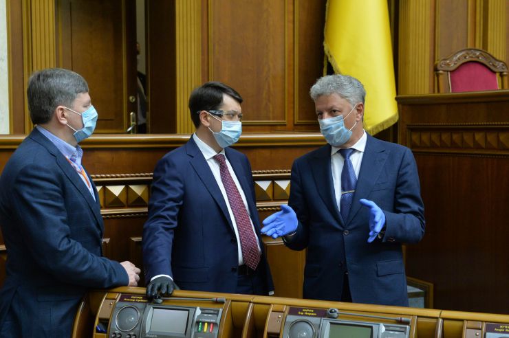 Позачергове пленарне засідання Верховної Ради України. 

Для участі у засіданні зареєструвалося 317 народних депутатів.
Голова Верховної Ради України Дмитро Разумков відкрив позачергове пленарне засідання.
Д.Разумков зазначив, що цієї суботи держава буде відзначати 75-річчя з дня Перемоги над нацизмом у Другій Світовій війні.
 Народні депутати хвилиною мовчання вшанували пам’ять усіх полеглих.
Після закінчення виступів до розгляду оголошено проект Закону України про внесення змін до деяких законів України з метою підвищення спроможності системи охорони здоров'я України протидіяти поширенню коронавірусної хвороби COVID-19 №3380.
За результатами голосування законопроект 338 голосами було прийнято за основу та 336 голосами - в цілому з необхідними техніко-юридичними правками та з врахуванням пропозицій Комітету.
Герасимов , Дмитро Разумков , Бойко