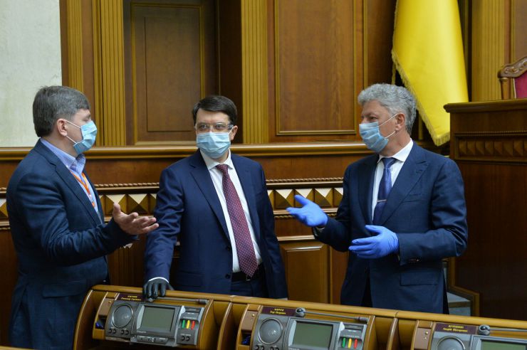 Позачергове пленарне засідання Верховної Ради України. 

Для участі у засіданні зареєструвалося 317 народних депутатів.
Голова Верховної Ради України Дмитро Разумков відкрив позачергове пленарне засідання.
Д.Разумков зазначив, що цієї суботи держава буде відзначати 75-річчя з дня Перемоги над нацизмом у Другій Світовій війні.
 Народні депутати хвилиною мовчання вшанували пам’ять усіх полеглих.
Після закінчення виступів до розгляду оголошено проект Закону України про внесення змін до деяких законів України з метою підвищення спроможності системи охорони здоров'я України протидіяти поширенню коронавірусної хвороби COVID-19 №3380.
За результатами голосування законопроект 338 голосами було прийнято за основу та 336 голосами - в цілому з необхідними техніко-юридичними правками та з врахуванням пропозицій Комітету.
Герасимов , Дмитро Разумков , Бойко