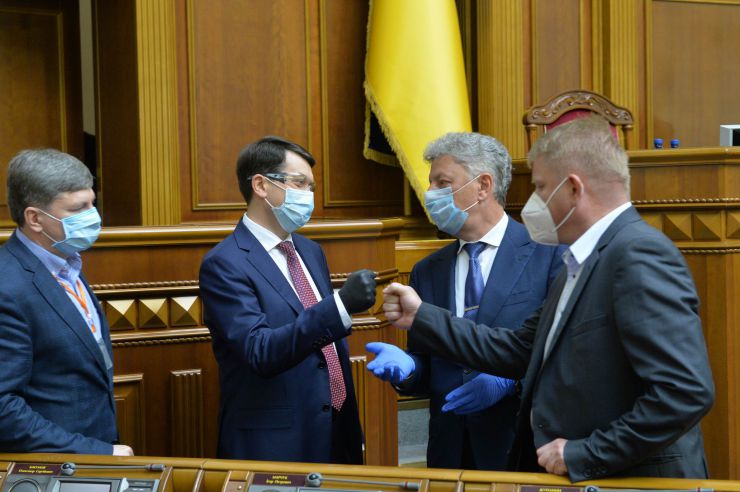 Позачергове пленарне засідання Верховної Ради України. 

Для участі у засіданні зареєструвалося 317 народних депутатів.
Голова Верховної Ради України Дмитро Разумков відкрив позачергове пленарне засідання.
Д.Разумков зазначив, що цієї суботи держава буде відзначати 75-річчя з дня Перемоги над нацизмом у Другій Світовій війні.
 Народні депутати хвилиною мовчання вшанували пам’ять усіх полеглих.
Після закінчення виступів до розгляду оголошено проект Закону України про внесення змін до деяких законів України з метою підвищення спроможності системи охорони здоров'я України протидіяти поширенню коронавірусної хвороби COVID-19 №3380.
За результатами голосування законопроект 338 голосами було прийнято за основу та 336 голосами - в цілому з необхідними техніко-юридичними правками та з врахуванням пропозицій Комітету.
Герасимов , Дмитро Разумков , Бойко