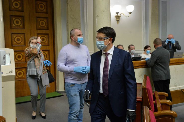 Позачергове пленарне засідання Верховної Ради України. 

Для участі у засіданні зареєструвалося 317 народних депутатів.
Голова Верховної Ради України Дмитро Разумков відкрив позачергове пленарне засідання.
Д.Разумков зазначив, що цієї суботи держава буде відзначати 75-річчя з дня Перемоги над нацизмом у Другій Світовій війні.
 Народні депутати хвилиною мовчання вшанували пам’ять усіх полеглих.
Після закінчення виступів до розгляду оголошено проект Закону України про внесення змін до деяких законів України з метою підвищення спроможності системи охорони здоров'я України протидіяти поширенню коронавірусної хвороби COVID-19 №3380.
За результатами голосування законопроект 338 голосами було прийнято за основу та 336 голосами - в цілому з необхідними техніко-юридичними правками та з врахуванням пропозицій Комітету.
Дмитро Разумков 
