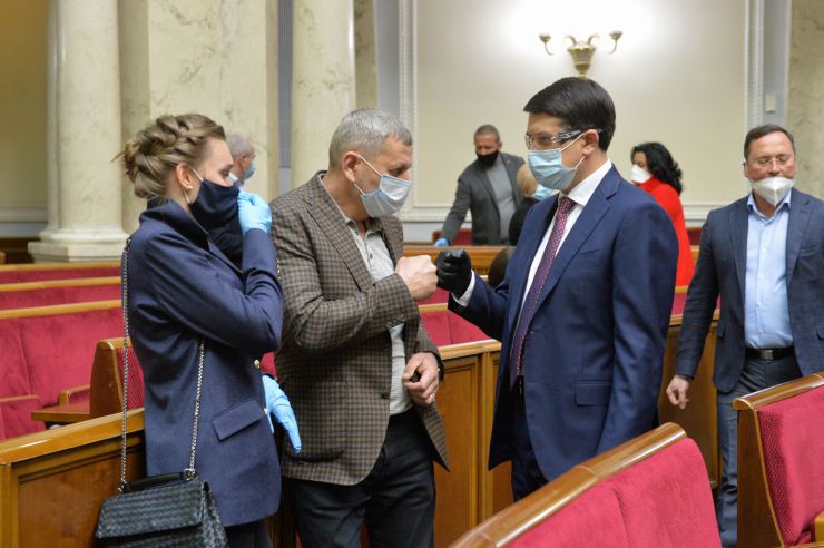 Позачергове пленарне засідання Верховної Ради України. 

Для участі у засіданні зареєструвалося 317 народних депутатів.
Голова Верховної Ради України Дмитро Разумков відкрив позачергове пленарне засідання.
Д.Разумков зазначив, що цієї суботи держава буде відзначати 75-річчя з дня Перемоги над нацизмом у Другій Світовій війні.
 Народні депутати хвилиною мовчання вшанували пам’ять усіх полеглих.
Після закінчення виступів до розгляду оголошено проект Закону України про внесення змін до деяких законів України з метою підвищення спроможності системи охорони здоров'я України протидіяти поширенню коронавірусної хвороби COVID-19 №3380.
За результатами голосування законопроект 338 голосами було прийнято за основу та 336 голосами - в цілому з необхідними техніко-юридичними правками та з врахуванням пропозицій Комітету.
Дмитро Разумков 
