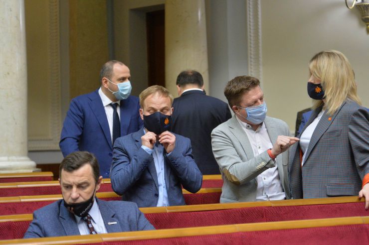 Позачергове пленарне засідання Верховної Ради України. 

Для участі у засіданні зареєструвалося 317 народних депутатів.
Голова Верховної Ради України Дмитро Разумков відкрив позачергове пленарне засідання.
Д.Разумков зазначив, що цієї суботи держава буде відзначати 75-річчя з дня Перемоги над нацизмом у Другій Світовій війні.
 Народні депутати хвилиною мовчання вшанували пам’ять усіх полеглих.
Після закінчення виступів до розгляду оголошено проект Закону України про внесення змін до деяких законів України з метою підвищення спроможності системи охорони здоров'я України протидіяти поширенню коронавірусної хвороби COVID-19 №3380.
За результатами голосування законопроект 338 голосами було прийнято за основу та 336 голосами - в цілому з необхідними техніко-юридичними правками та з врахуванням пропозицій Комітету.
