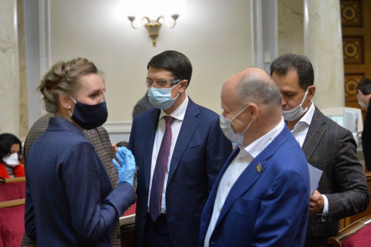 Позачергове пленарне засідання Верховної Ради України. 

Для участі у засіданні зареєструвалося 317 народних депутатів.
Голова Верховної Ради України Дмитро Разумков відкрив позачергове пленарне засідання.
Д.Разумков зазначив, що цієї суботи держава буде відзначати 75-річчя з дня Перемоги над нацизмом у Другій Світовій війні.
 Народні депутати хвилиною мовчання вшанували пам’ять усіх полеглих.
Після закінчення виступів до розгляду оголошено проект Закону України про внесення змін до деяких законів України з метою підвищення спроможності системи охорони здоров'я України протидіяти поширенню коронавірусної хвороби COVID-19 №3380.
За результатами голосування законопроект 338 голосами було прийнято за основу та 336 голосами - в цілому з необхідними техніко-юридичними правками та з врахуванням пропозицій Комітету.
Дмитро Разумков 
