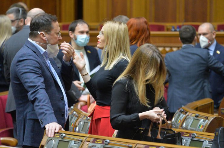 Позачергове пленарне засідання Верховної Ради України. 

Для участі у засіданні зареєструвалося 317 народних депутатів.
Голова Верховної Ради України Дмитро Разумков відкрив позачергове пленарне засідання.
Д.Разумков зазначив, що цієї суботи держава буде відзначати 75-річчя з дня Перемоги над нацизмом у Другій Світовій війні.
 Народні депутати хвилиною мовчання вшанували пам’ять усіх полеглих.
Після закінчення виступів до розгляду оголошено проект Закону України про внесення змін до деяких законів України з метою підвищення спроможності системи охорони здоров'я України протидіяти поширенню коронавірусної хвороби COVID-19 №3380.
За результатами голосування законопроект 338 голосами було прийнято за основу та 336 голосами - в цілому з необхідними техніко-юридичними правками та з врахуванням пропозицій Комітету.
