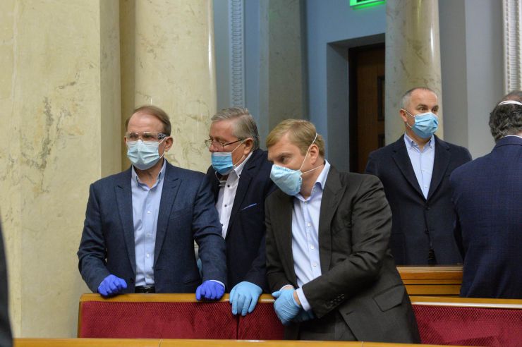 Позачергове пленарне засідання Верховної Ради України. 

Для участі у засіданні зареєструвалося 317 народних депутатів.
Голова Верховної Ради України Дмитро Разумков відкрив позачергове пленарне засідання.
Д.Разумков зазначив, що цієї суботи держава буде відзначати 75-річчя з дня Перемоги над нацизмом у Другій Світовій війні.
 Народні депутати хвилиною мовчання вшанували пам’ять усіх полеглих.
Після закінчення виступів до розгляду оголошено проект Закону України про внесення змін до деяких законів України з метою підвищення спроможності системи охорони здоров'я України протидіяти поширенню коронавірусної хвороби COVID-19 №3380.
За результатами голосування законопроект 338 голосами було прийнято за основу та 336 голосами - в цілому з необхідними техніко-юридичними правками та з врахуванням пропозицій Комітету.
Медведчук
