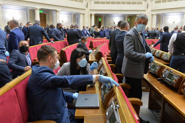 Позачергове пленарне засідання Верховної Ради України. 

Для участі у засіданні зареєструвалося 317 народних депутатів.
Голова Верховної Ради України Дмитро Разумков відкрив позачергове пленарне засідання.
Д.Разумков зазначив, що цієї суботи держава буде відзначати 75-річчя з дня Перемоги над нацизмом у Другій Світовій війні.
 Народні депутати хвилиною мовчання вшанували пам’ять усіх полеглих.
Після закінчення виступів до розгляду оголошено проект Закону України про внесення змін до деяких законів України з метою підвищення спроможності системи охорони здоров'я України протидіяти поширенню коронавірусної хвороби COVID-19 №3380.
За результатами голосування законопроект 338 голосами було прийнято за основу та 336 голосами - в цілому з необхідними техніко-юридичними правками та з врахуванням пропозицій Комітету.
