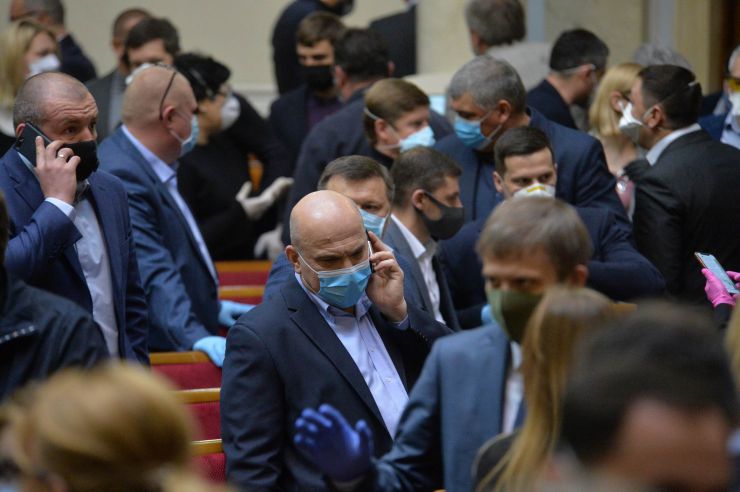 Позачергове пленарне засідання Верховної Ради України. 

Для участі у засіданні зареєструвалося 317 народних депутатів.
Голова Верховної Ради України Дмитро Разумков відкрив позачергове пленарне засідання.
Д.Разумков зазначив, що цієї суботи держава буде відзначати 75-річчя з дня Перемоги над нацизмом у Другій Світовій війні.
 Народні депутати хвилиною мовчання вшанували пам’ять усіх полеглих.
Після закінчення виступів до розгляду оголошено проект Закону України про внесення змін до деяких законів України з метою підвищення спроможності системи охорони здоров'я України протидіяти поширенню коронавірусної хвороби COVID-19 №3380.
За результатами голосування законопроект 338 голосами було прийнято за основу та 336 голосами - в цілому з необхідними техніко-юридичними правками та з врахуванням пропозицій Комітету.
